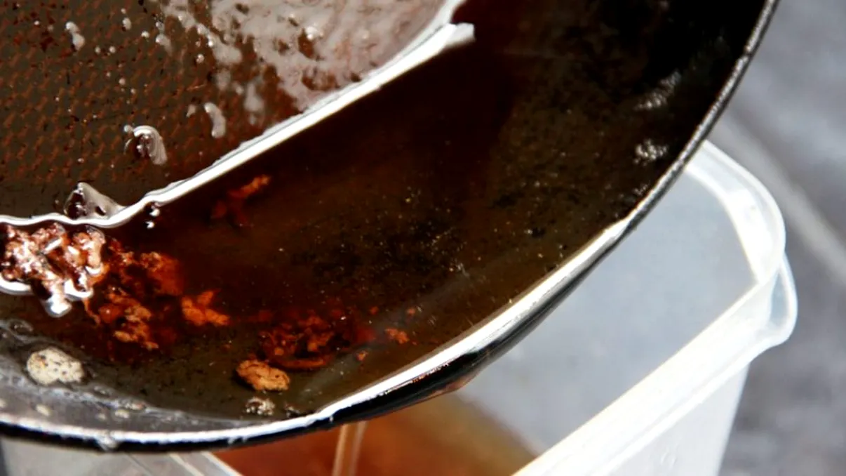 A dus 3 litri de ulei folosit la Carrefour și a fost uimită: ce a primit pe loc, fără să plătească