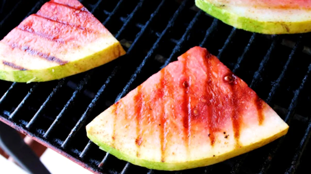 A pus felii de pepene pe grătar, după ce le-a uns cu acest ingredient. Puțini români știu acest deliciu secret al verii