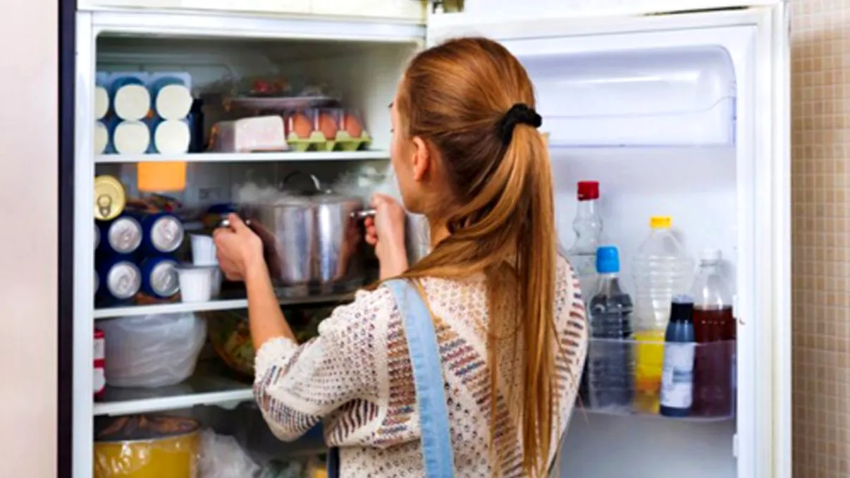 Ce se întâmplă când bagi mâncarea fierbinte în frigider, de fapt. De ce nu e bine să o faci, niciodată