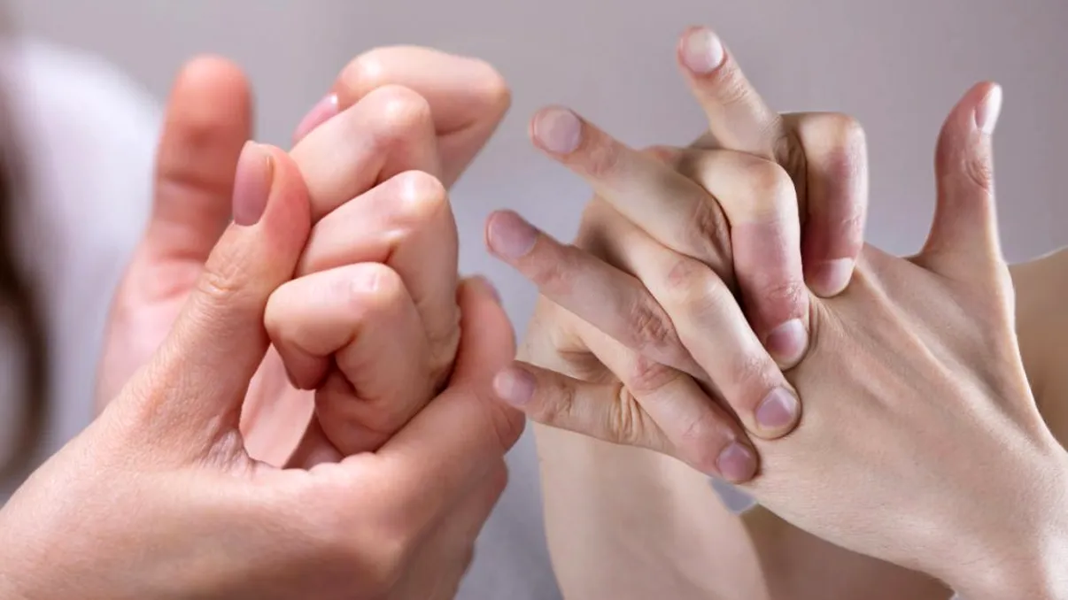 Ce se întâmplă în corpul tău dacă îți trosnești degetele, de fapt. Puțini români știu ce înseamnă acest zgomot