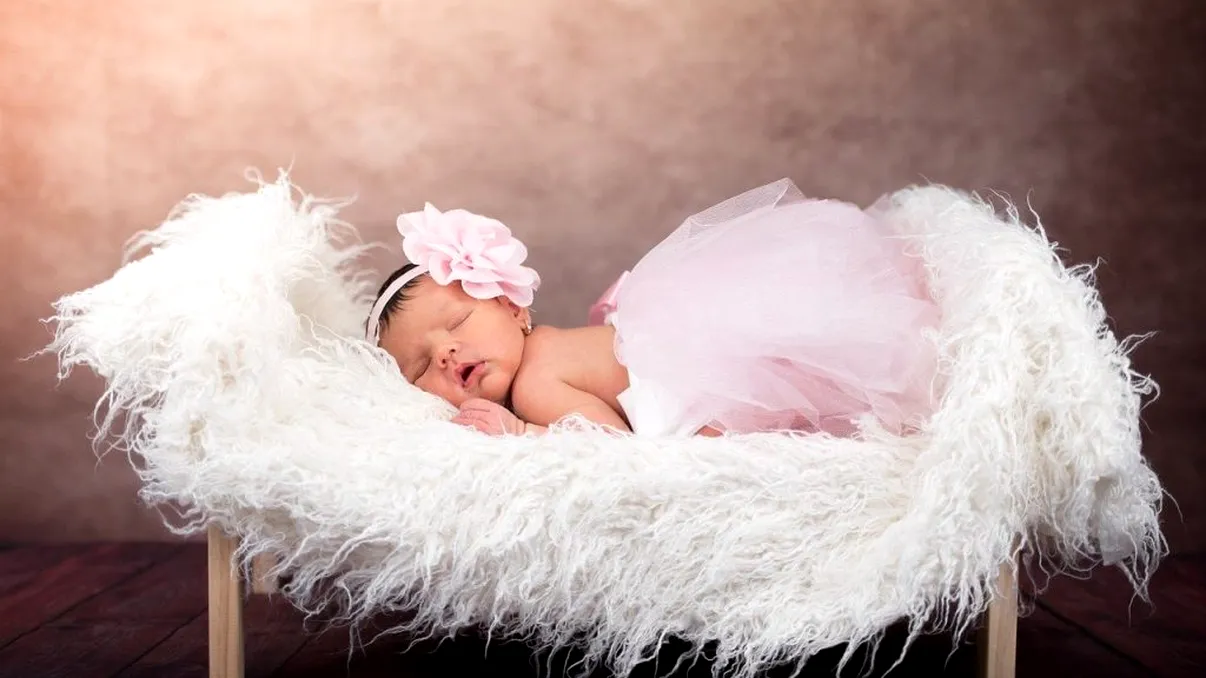 De ce zâmbesc bebelușii când dorm. Motivul neștiut, care este adevărul