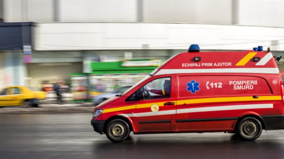 Două fetiţe din Baia Mare, rănite după ce un tânăr a intrat cu maşina pe care o conducea în casa unde acestea locuiau