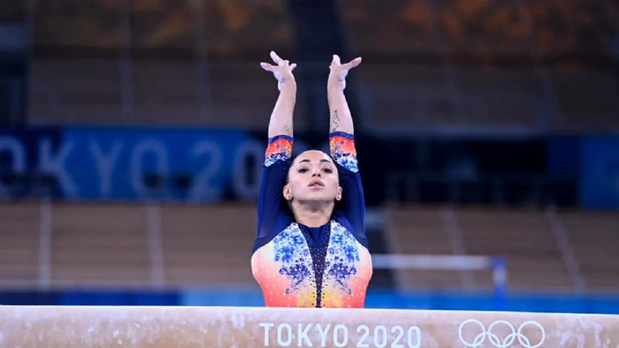 Larisa Iordache se luptă pentru finala de la bârnă la JO 2020. Care e starea medicală a campioanei române