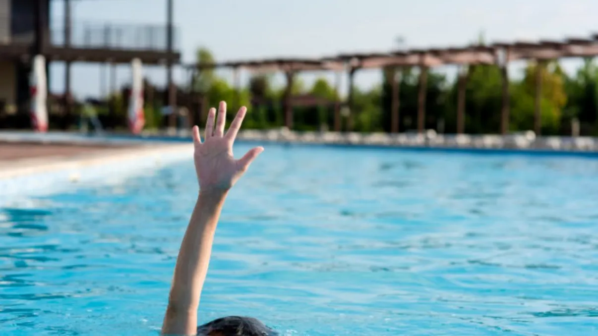 O fetiță înecată în piscină la Iaşi este în stare critică: 