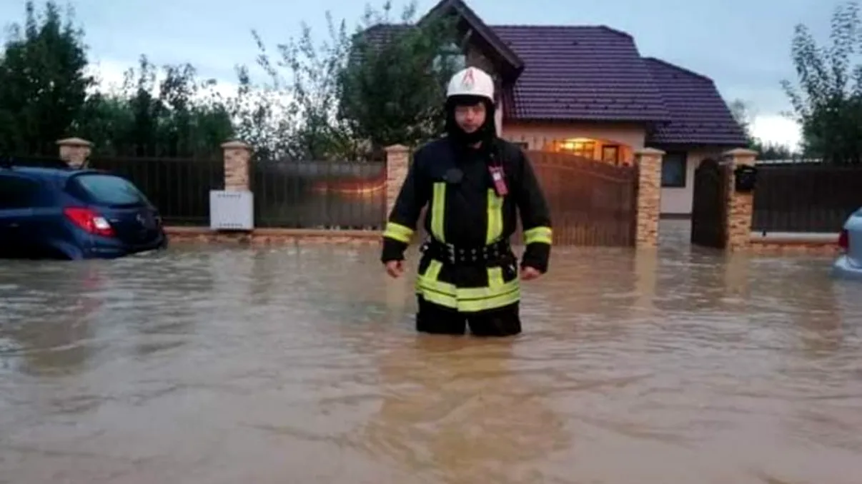 Pagube uriașe în Brașov după o viitură puternică. Peste 140 de case au fost afectate de ploile torențiale