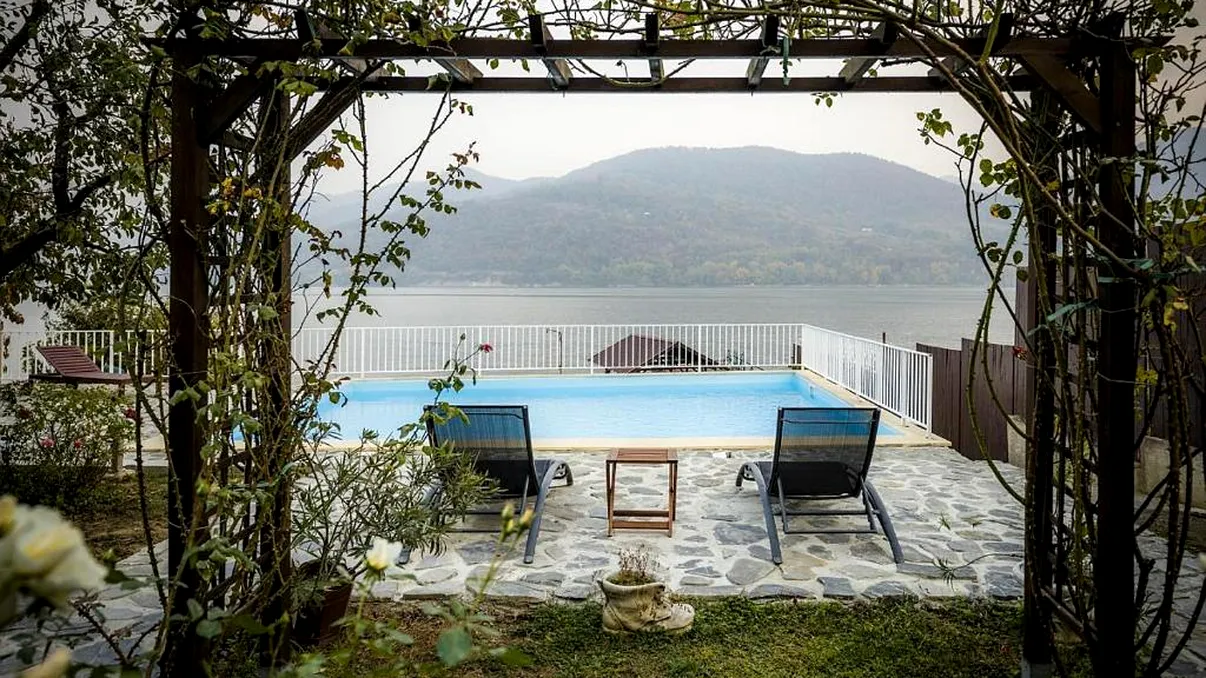 Pensiuni cu piscină exterioară din România pentru o mini-vacanță. Aici poți evada din rutina zilnică
