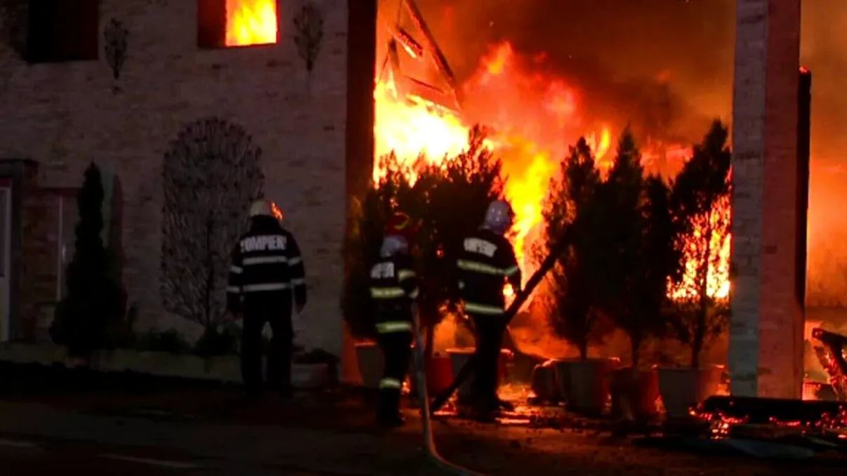 Scene incredibile în Târgu Jiu, după ce pompierii au rămas fără apă la incendiul care a distrus un restaurant