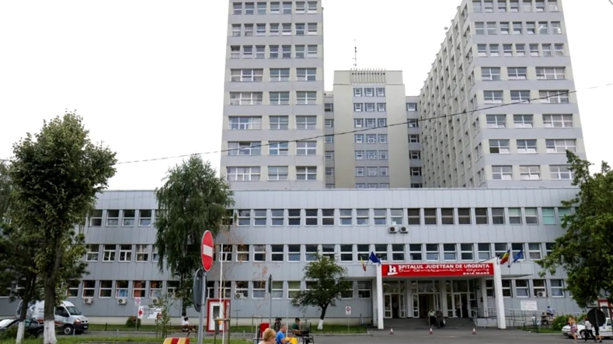 Un șofer din Baia Mare a ajuns la spital după ce a încercat să stingă cu extinctorul un recipient cu spirt aprins