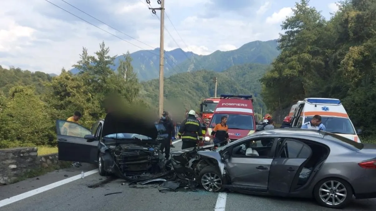 Accident grav în Vâlcea. 7 persoane au fost rănite în urma impactului, traficul s-a blocat