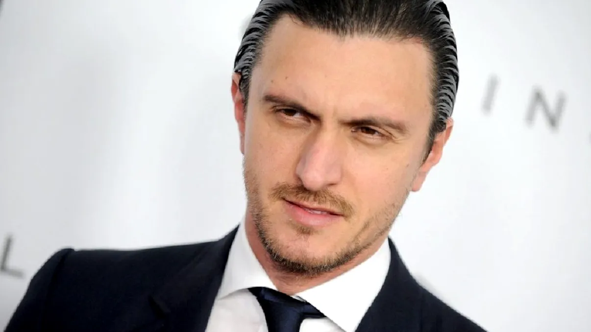 În ce lux trăiește Dragoș Săvulescu în Grecia. Plătește o avere pentru vila cu 2 piscine VIDEO