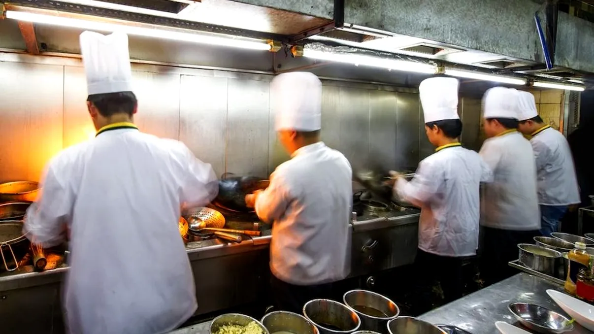 Descoperire halucinantă în bucătăriile restaurantelor de pe litoral. După ce citești asta, sigur nu vei mai mânca în ele