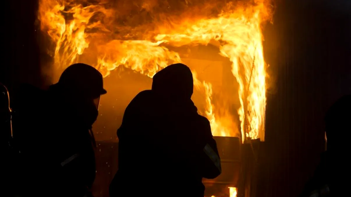 Incendiu cu victime într-un bloc din Reșița. Mai mulți locatari, transportați la spital VIDEO