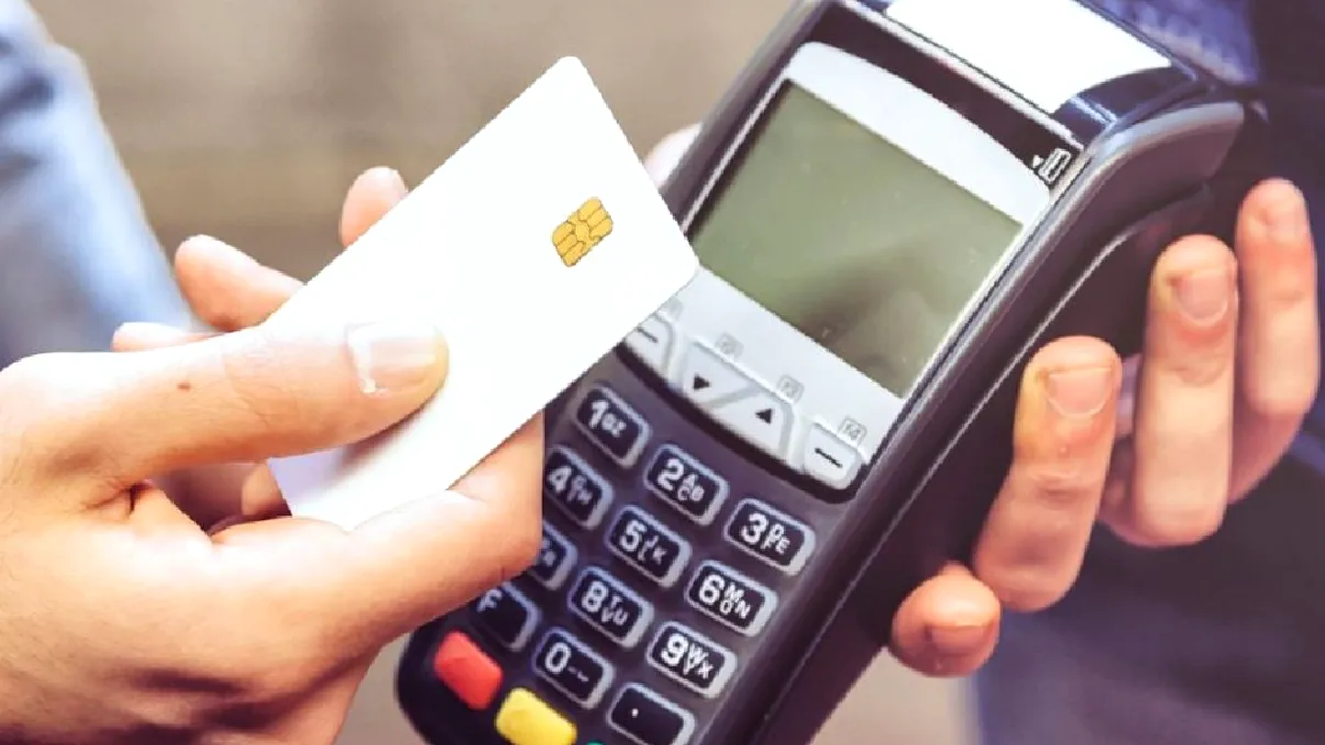 Cum riști să rămâi fără bani pe card dacă mergi la restaurante. Noul pericol care te pândește