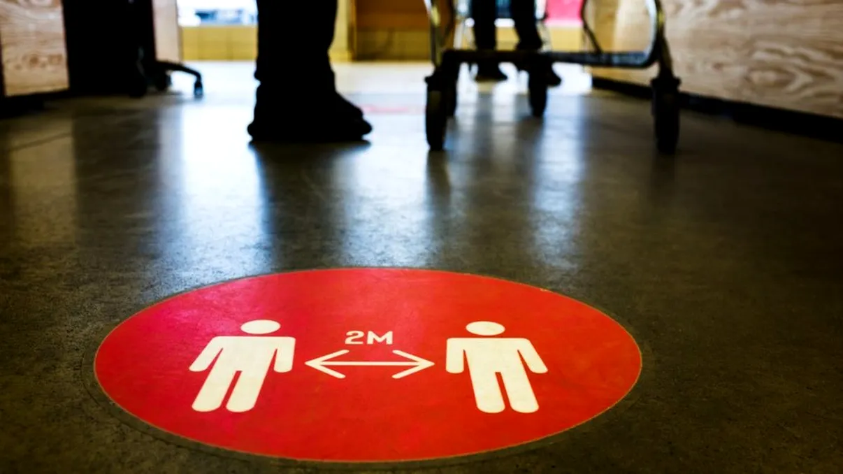 Prima țară care renunță la distanțarea socială. Ce se întâmplă dacă intră cu un contact direct