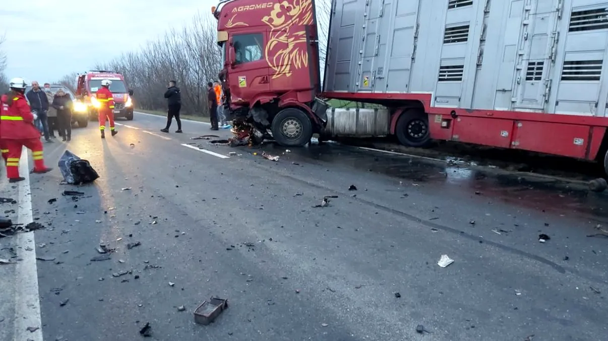 Accident mortal în Argeș după impactul dintre un autoturism și un TIR. Printre victime se află doi copii