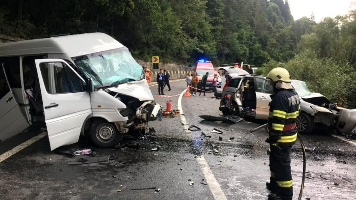 13 persoane rănite în accidentul rutier produs pe DN 15, între un autoturism şi un microbuz