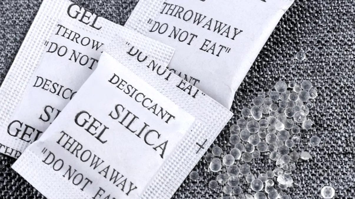3 trucuri geniale cu pliculețele de silica gel. La ce le poți folosi, de fapt, în loc să le arunci