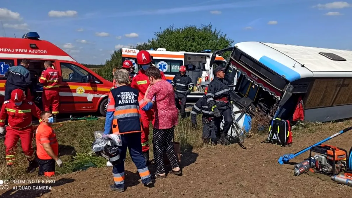 Autobuz răsturnat în Bihor, pe DN 19. Au fost implicate 23 de persoane, iar 12 sunt în curs de evaluare