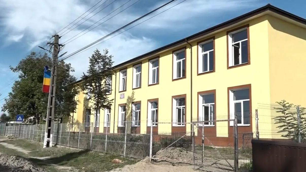 Cum arată una dintre cele mai moderne şcoli din judeţul Botoşani, localizată într-o comună. Este dotată cu tehnologie educaţională de ultimă generaţie