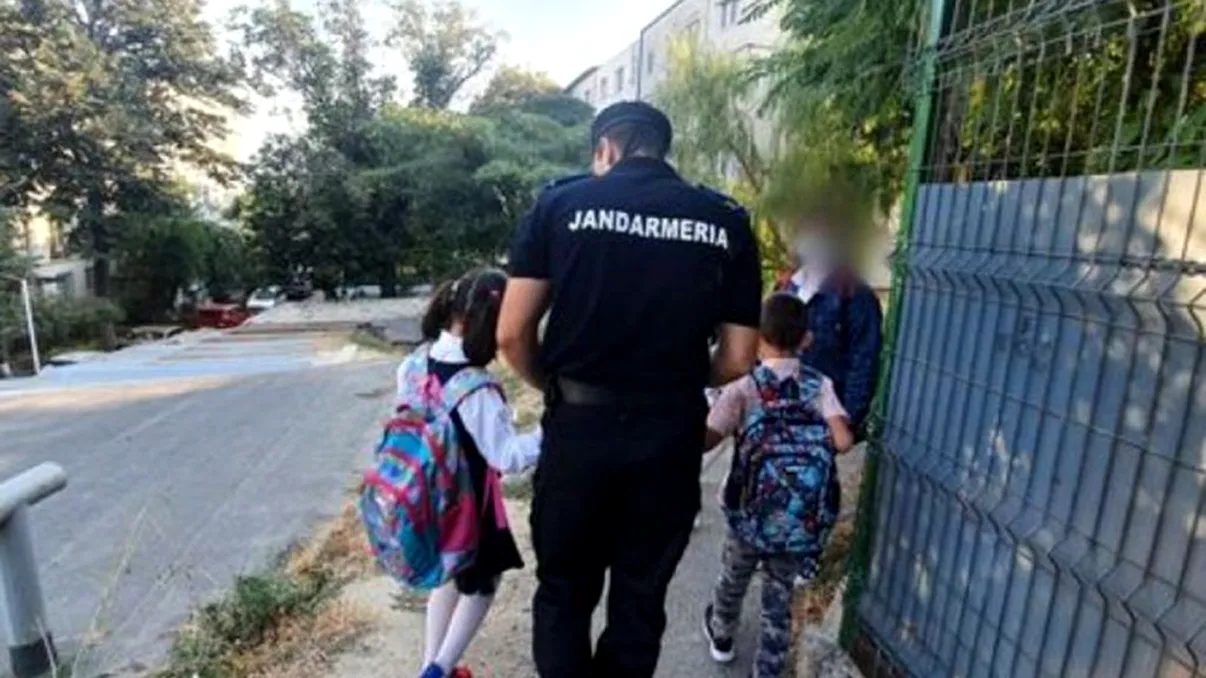 Moment impresionant surprins într-o școală din Tulcea. De cine au fost însoțiți doi copii dintr-un centru de plasament în prima zi de școală. Respect!