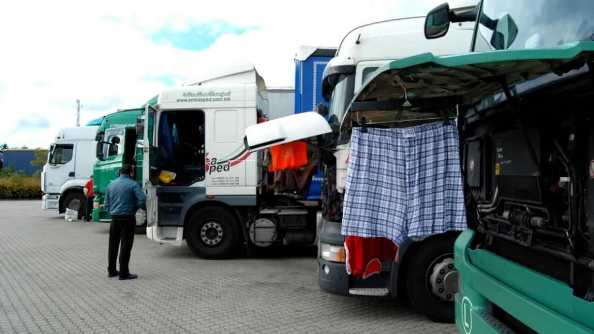 Pericolele prin care trec șoferii de TIR zilnic. Cum sunt drogați fără să știe și ce pățesc în parcări