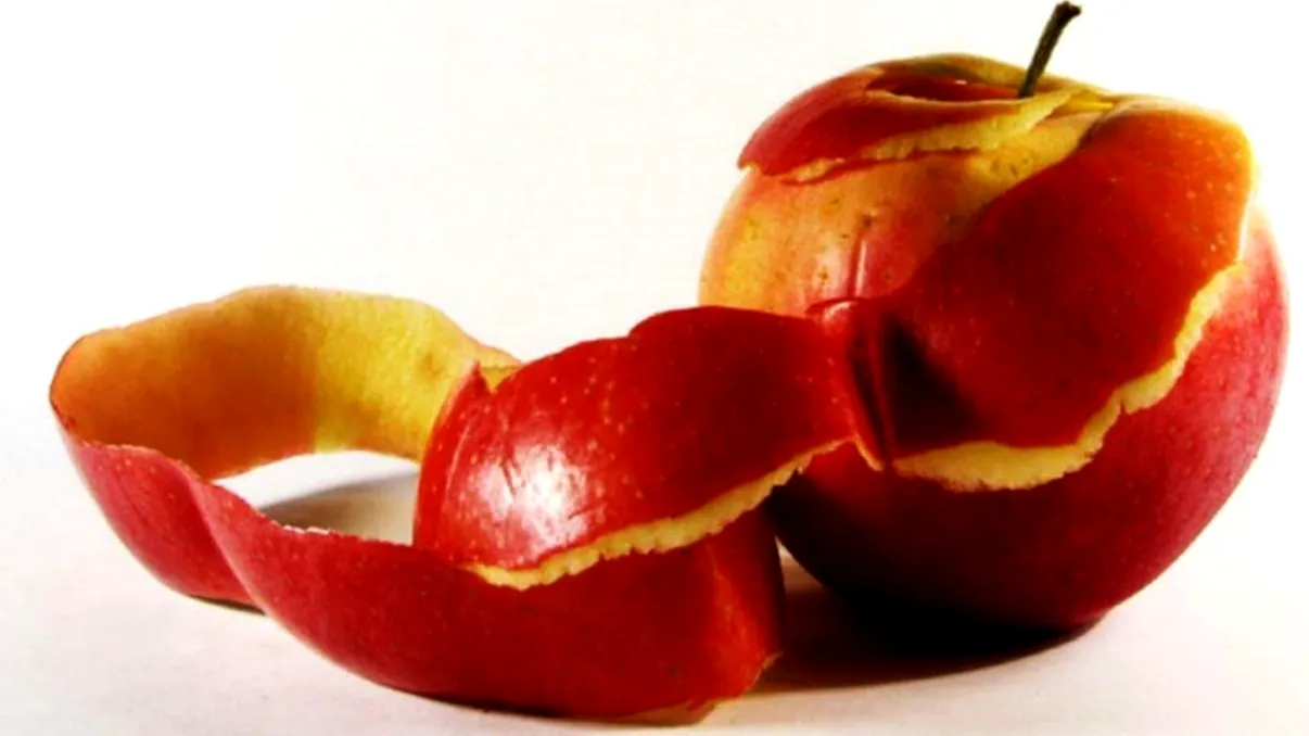 Nu mai aruncați cojile de mere! Cele mai tari trucuri la care le puteți folosi tot anul