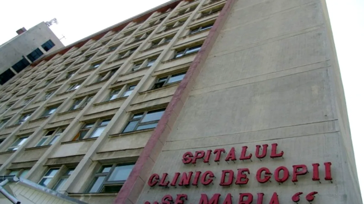 Caz cumplit În Iași. Un bebeluș de două luni, abandonat pe treptele spitalului. A fost adus de la spitalul din Bacău de o bunică, iar de atunci nimeni nu l-a mai căutat