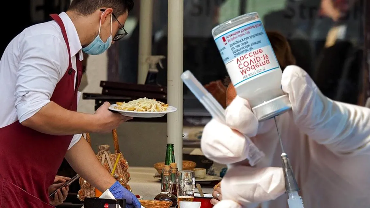 Ce se întâmplă, de fapt, cu angajații restaurantelor care nu s-au vaccinat. Pot merge la muncă sau nu?