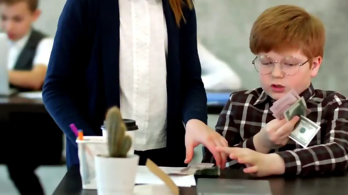 Lege adoptată în liniște. Amendarea personalului din școli care pretinde bani elevilor. Ce prevede documentul