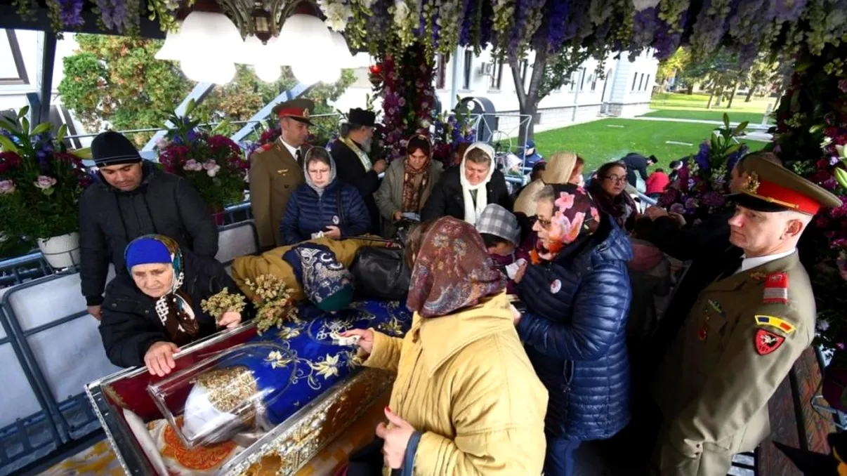 O femeie din Iași susține că a rămas însărcinată după mai multe ore de rugăciune la moaștele Sfintei Parascheva