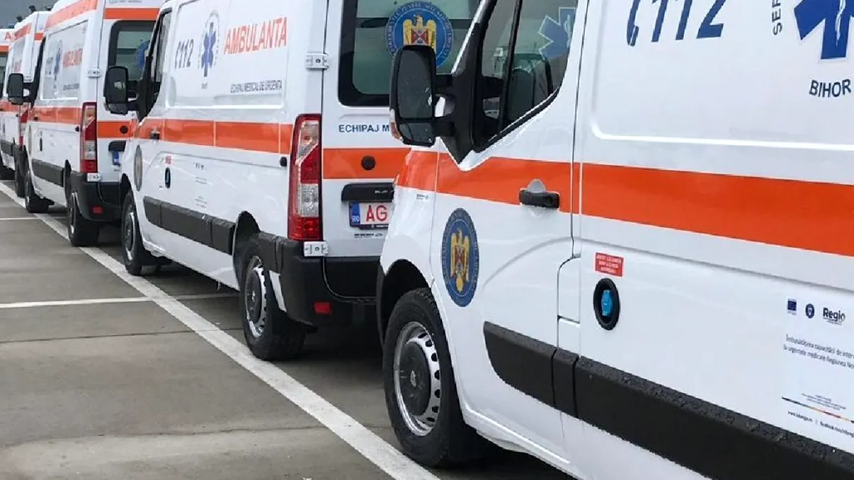 Bolnavii de Covid, transportaţi cu un autobuz transformat în ambulanţă. Măsură fără precedent în România