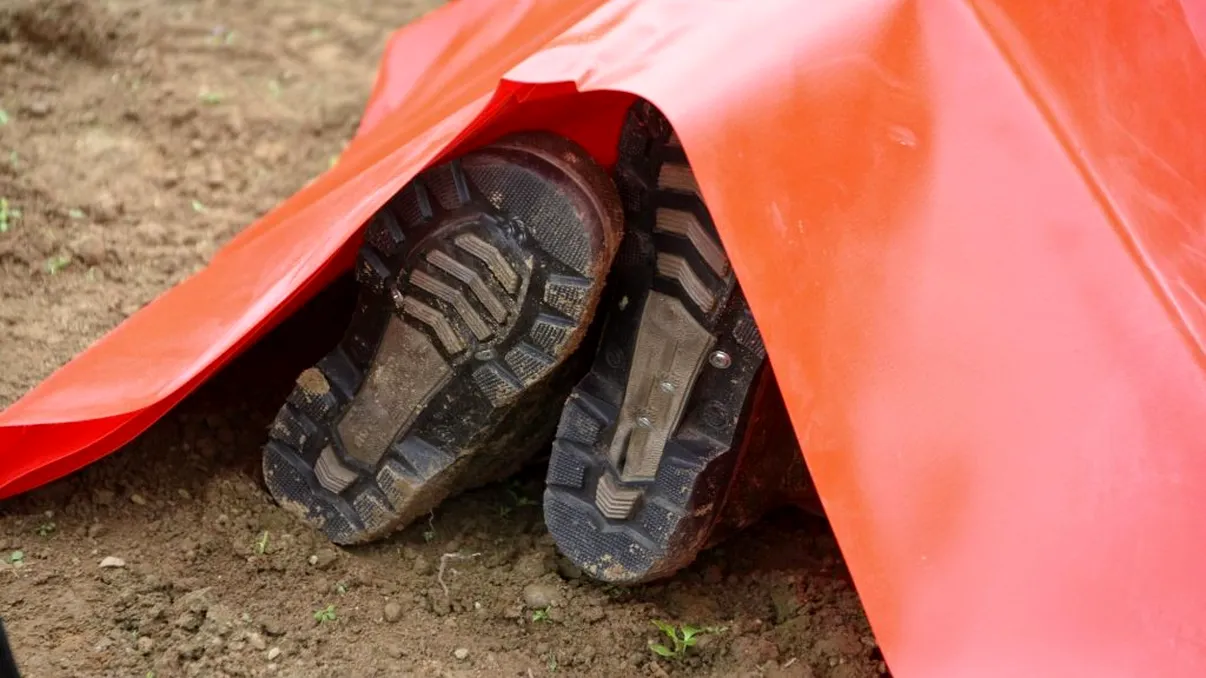 Bărbat din Brăila, mort după ce a băut un pahar de otravă oferit de vecinul său. Descoperirea înfiorătoare a polițiștilor la scurt timp după tragedie