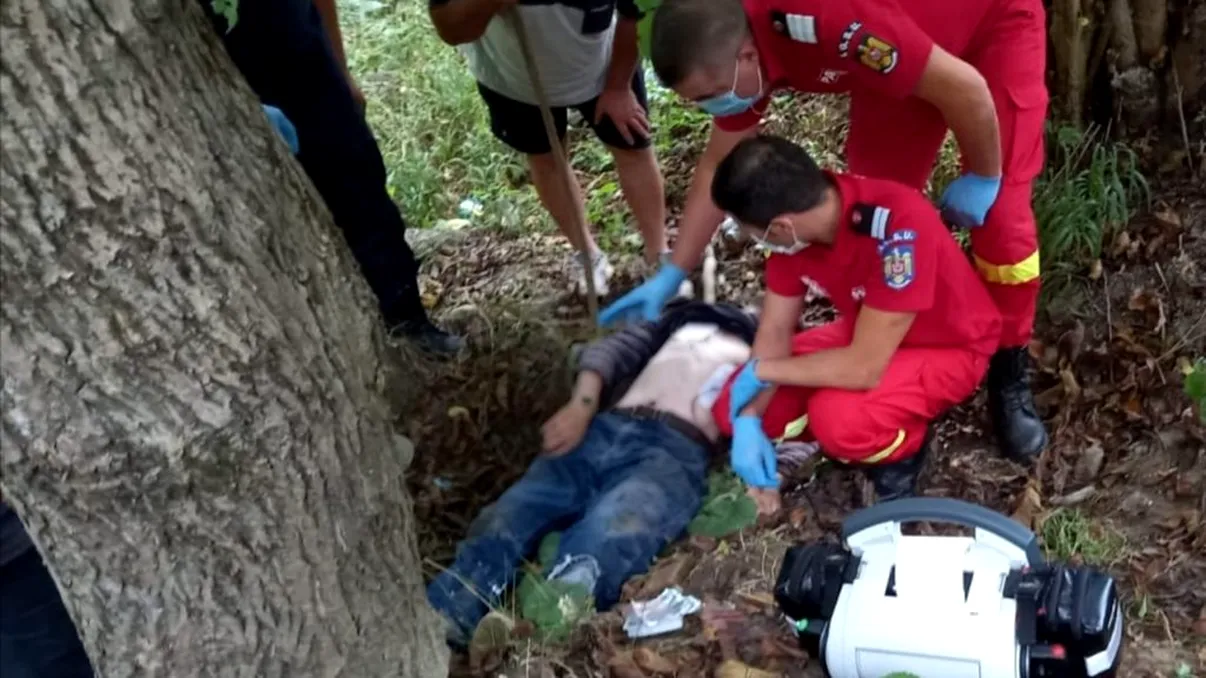 Bărbat cu Covid-19, găsit mort într-un șanț după ce a fugit din spital. Ce s-a întâmplat pe drum