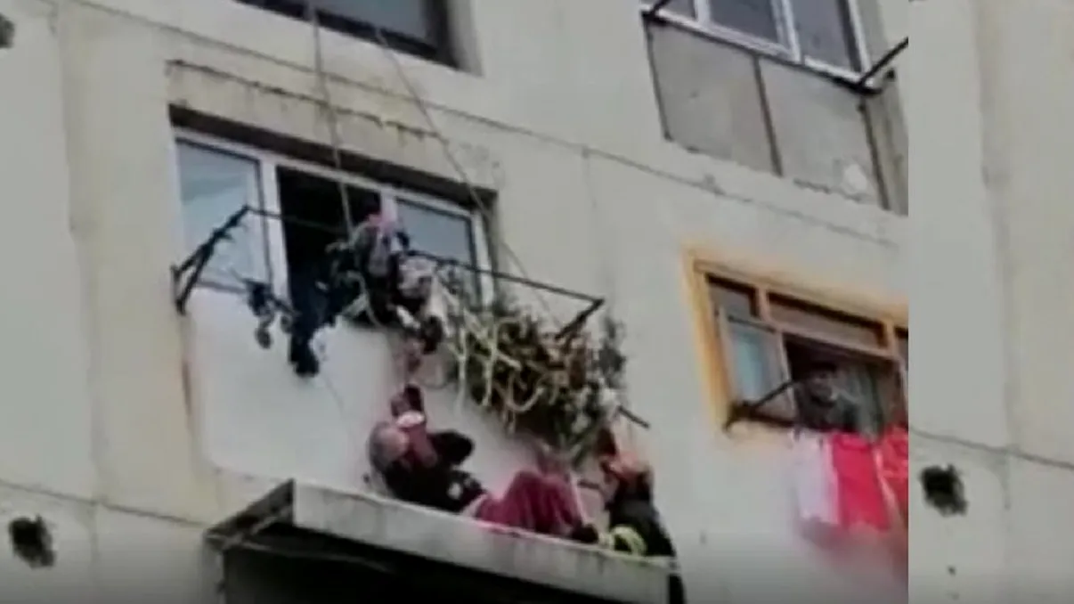 Imagini înfiorătoare în Rovinari. Bărbat căzut de la etajul 4, suspendat pe copertina unui apartament, salvat la limită