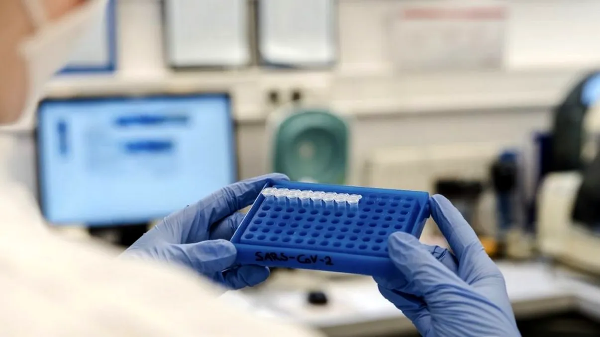 Prima persoană infectată cu noua tulpină Delta Plus. Unde a apărut