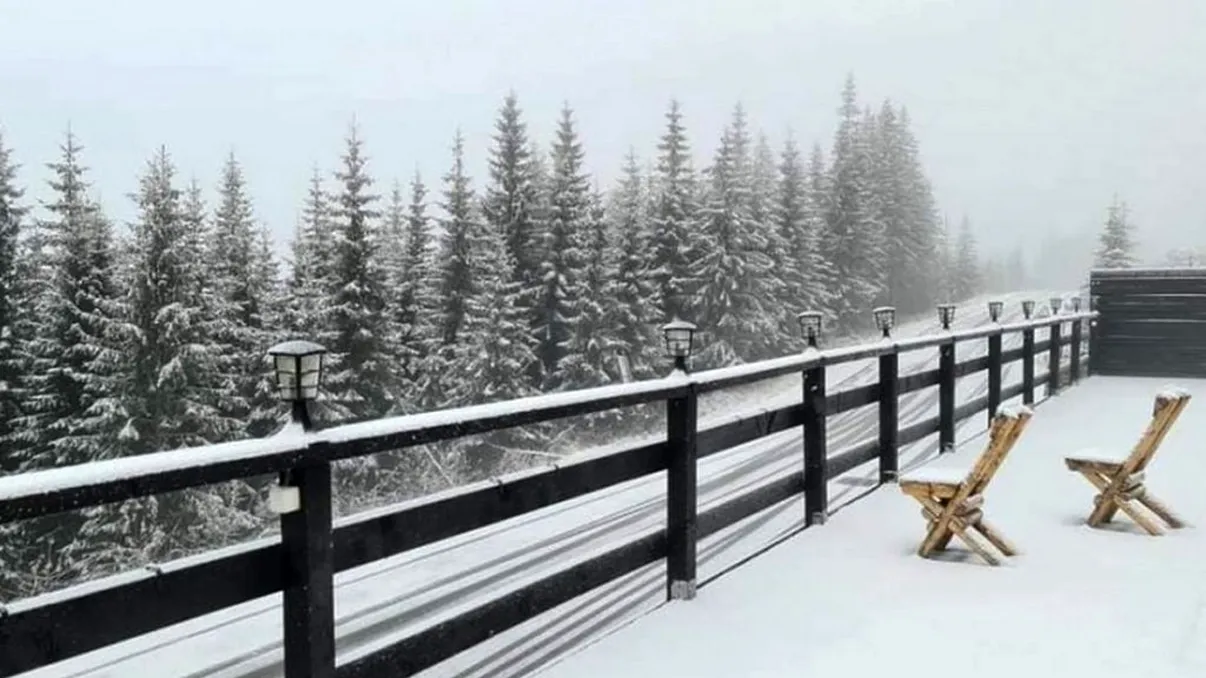 Locul din România unde stratul de zăpadă a ajuns la 10 centimetri. Oamenii au fost uimiți