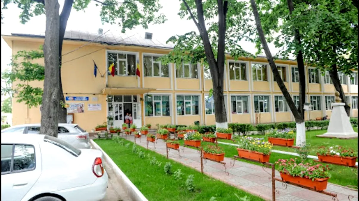 O fetiţă de 6 ani din Tecuci a sărit de la etajul 1 al unei şcoli în care învață. S-a întâmplat după ce a fost uitată în clasă, iar sala a fost încuiată cu cheia