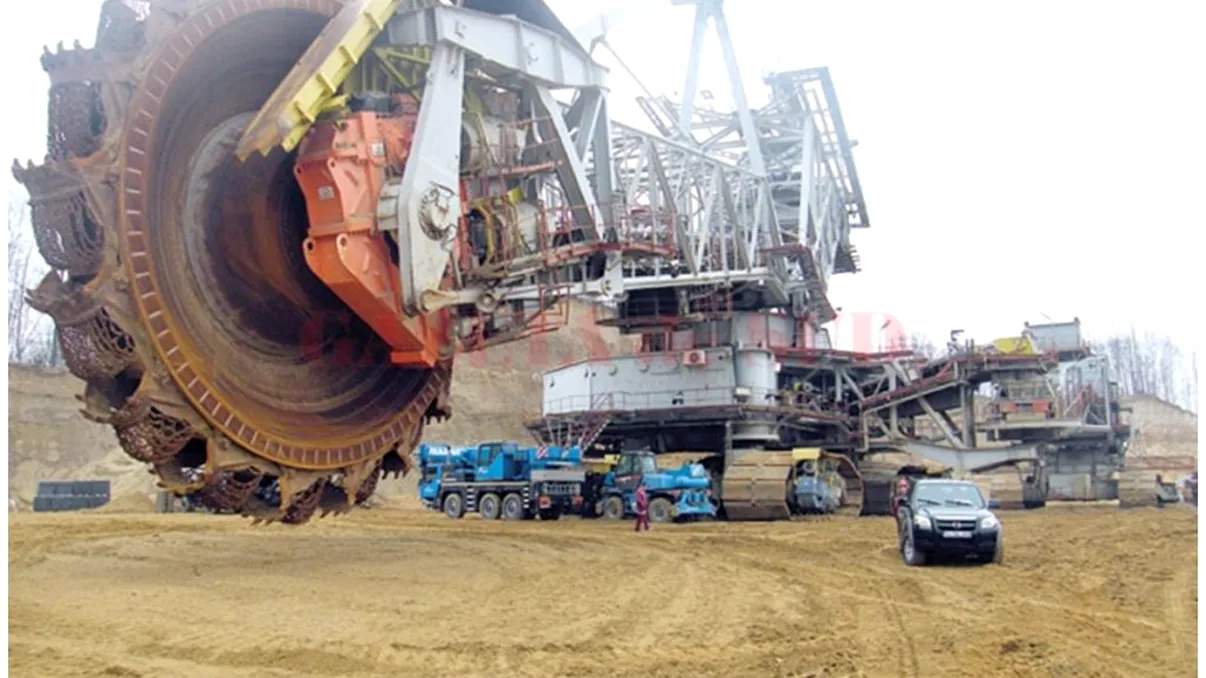 Un bărbat şi-a pierdut viaţa, astăzi, în urma unui accident de muncă petrecut în cariera minieră Roşia. Acesta deservea un utilaj, care a derapat şi s-a răsturnat