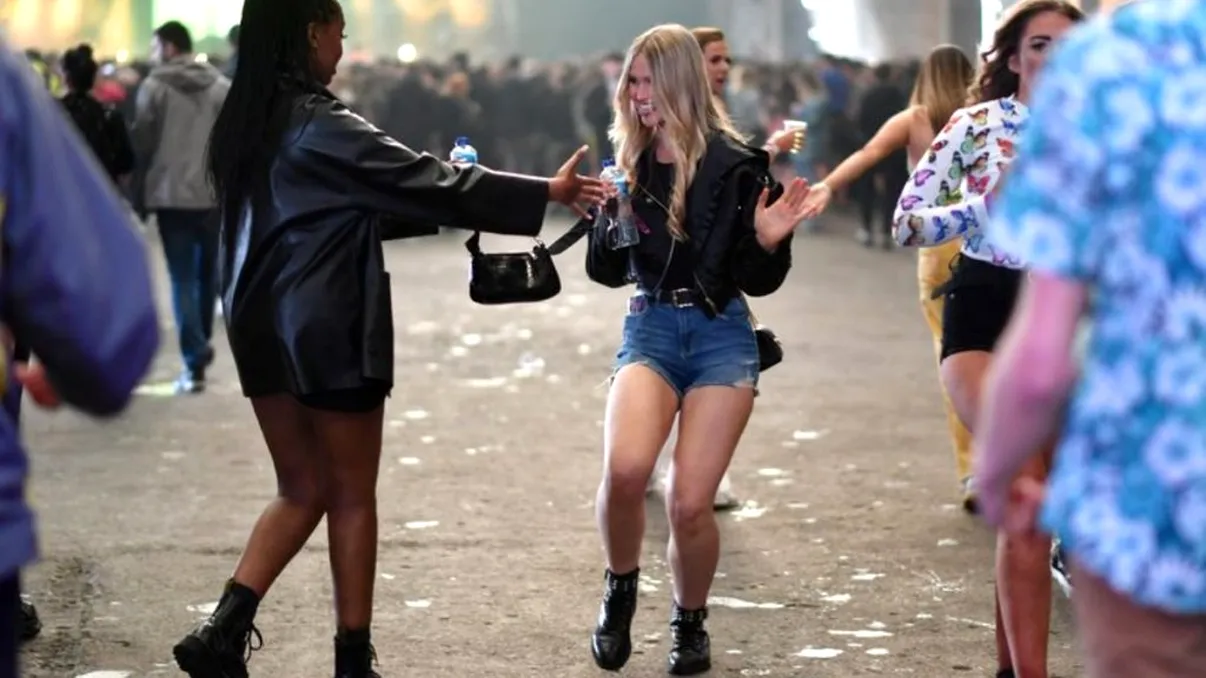 De ce femeilor nu le este frig deși ies sumar îmbrăcate iarna. Cercetătorii o explică și pe asta!