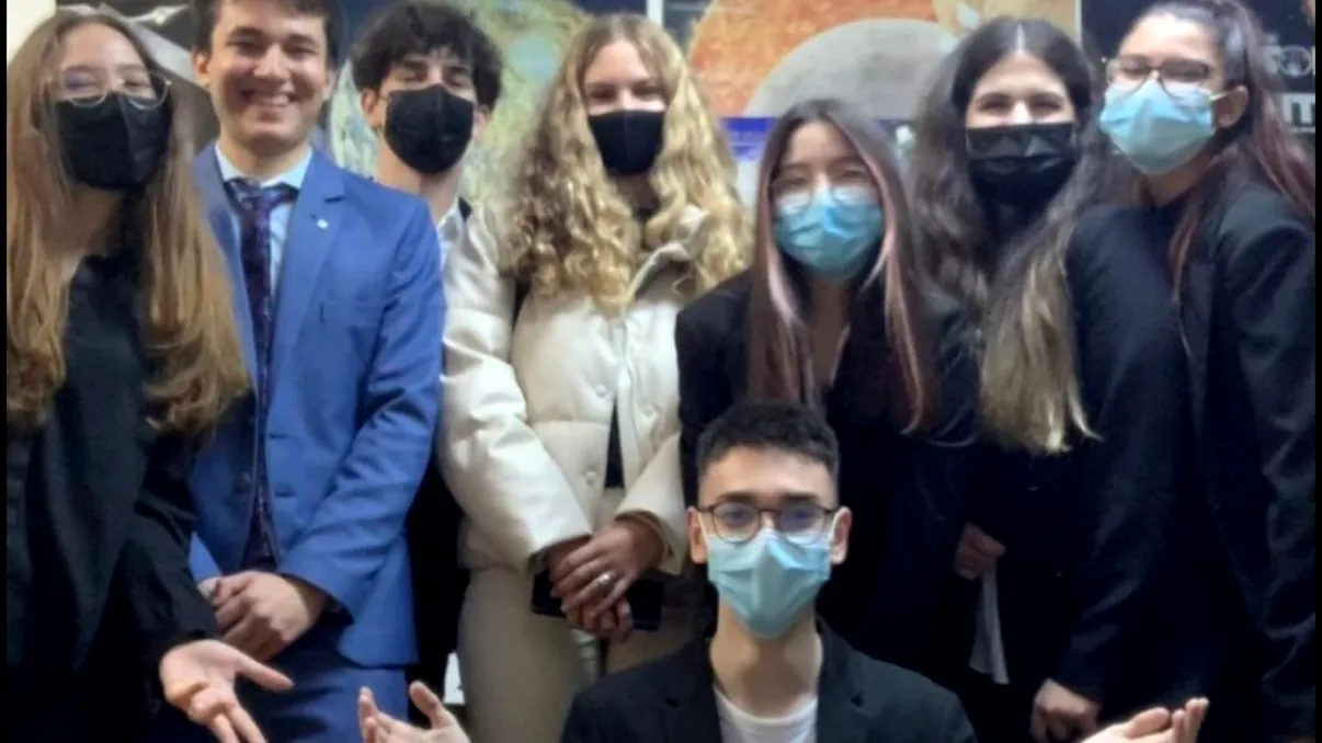 Mai mulți elevi din Constanța, premiaţi de National Space Society, după ce au găsit soluţia la problema poluării spaţiului cu sateliţi nefuncţionali