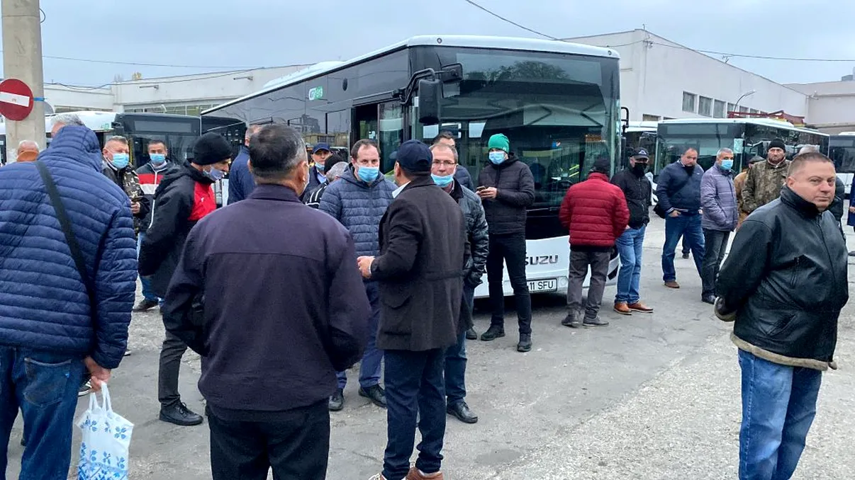 Iașiul, pus la pământ din cauza grevei şoferilor de autobuz, care continuă şi astăzi. Localnicii nu au cu ce să mai ajungă la muncă