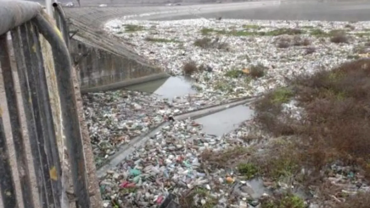 Imagini dezolante pe lacul de acumulare al hidrocentralei Voila, de pe Olt. Pet-urile au acoperit întreaga suprafață
