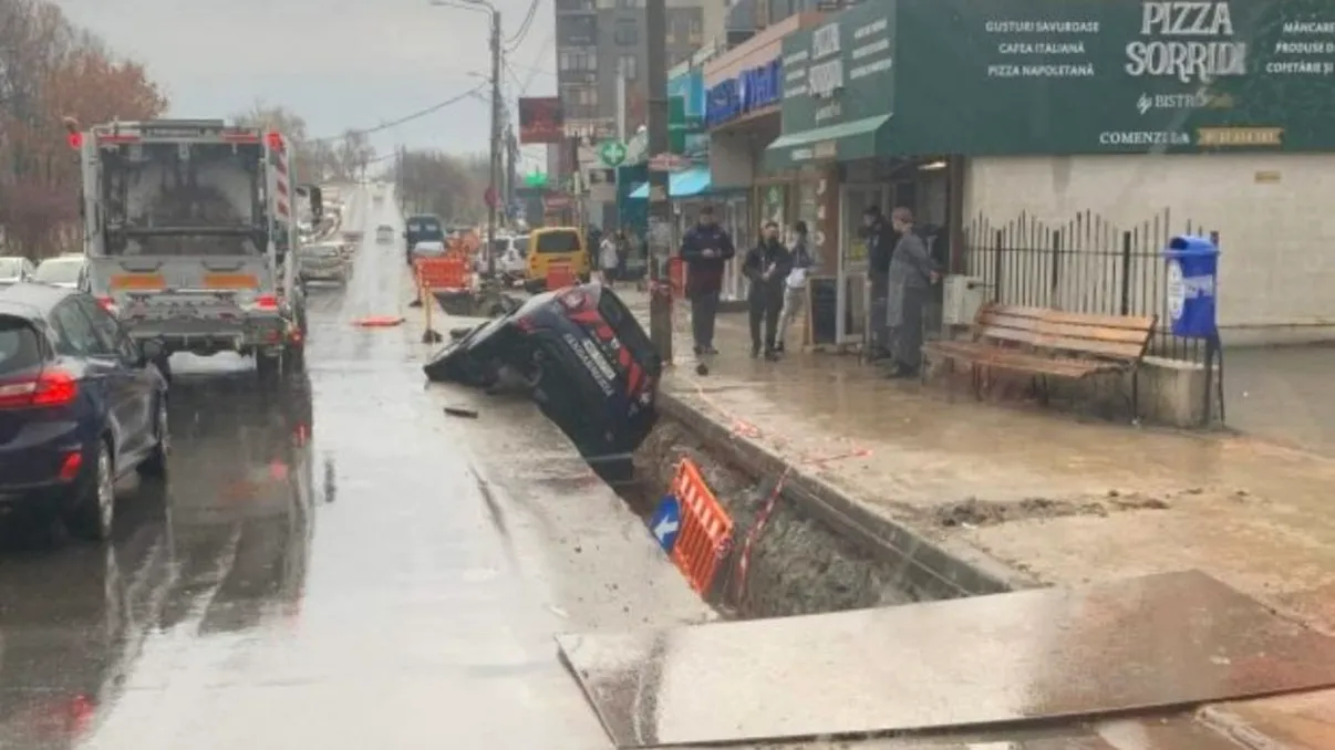 O mașină a Jandarmeriei a căzut într-un șanț pe Șoseaua Fundeni, din Capitală. Cum s-a întâmplat incidentul