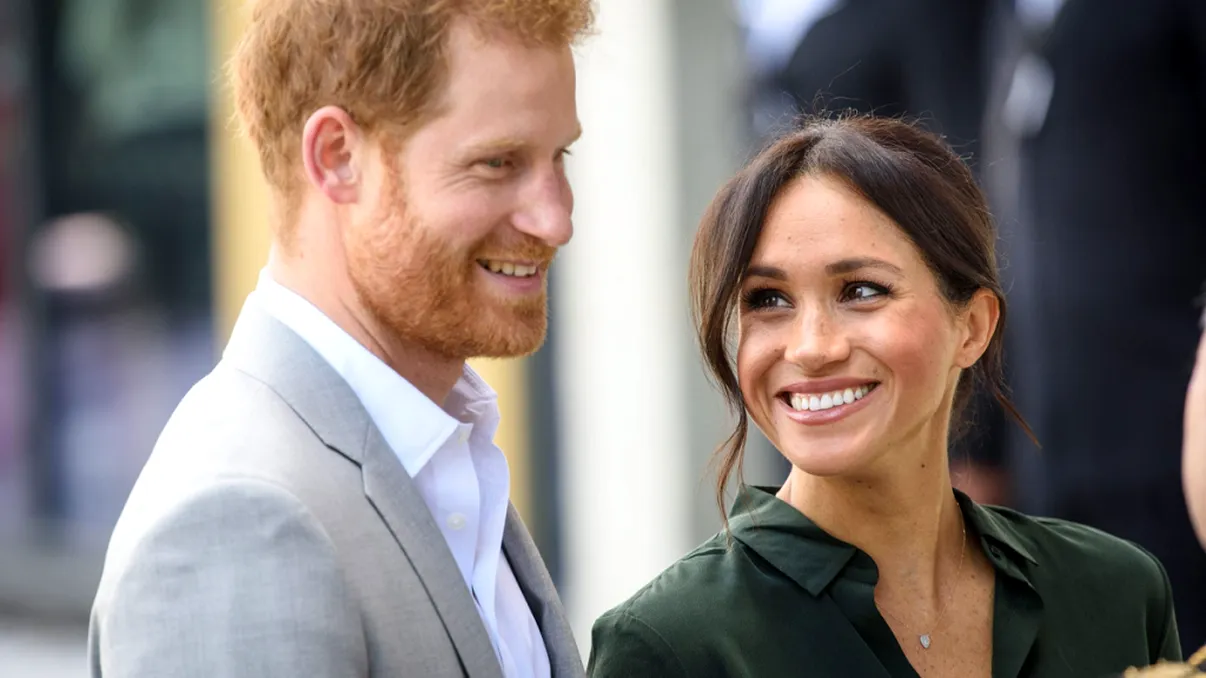 Meghan Markle și Prințul Harry au atras privirile pe covorul roșu. Rochia ei e de ”vină”!