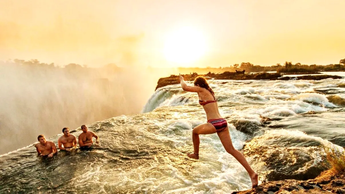 Piscina Diavolului, locul unde oamenii își riscă viața pentru poze. Ce pericol stă la baza lui