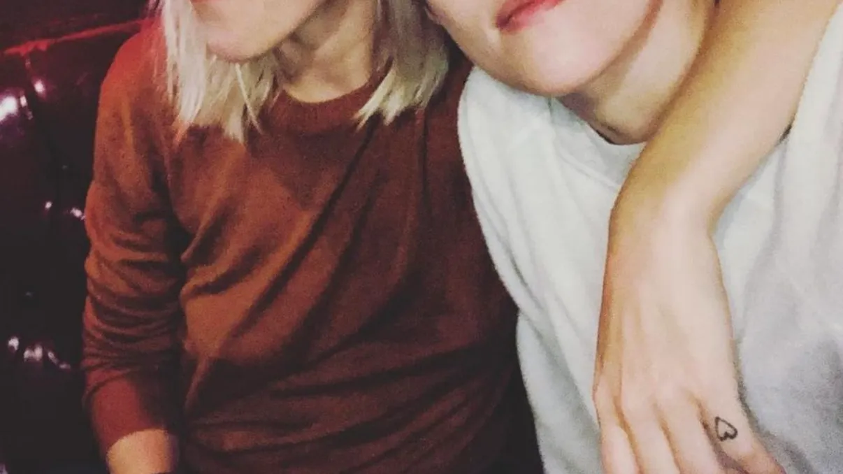 Veste bombă în showbiz! Vedeta tocmai a anunțat că s-a logodit cu partenera ei de viață. Fanii sunt uluiți