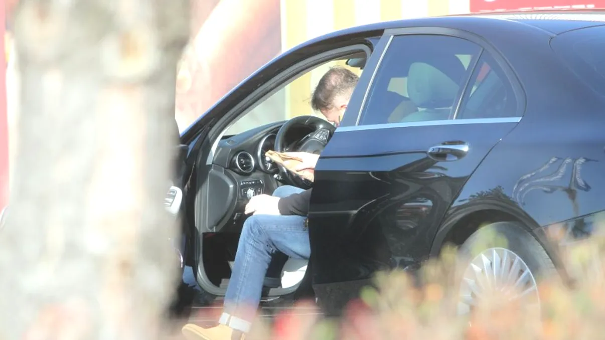 Vedeta din România surprinsă mâncând covrigi în noul lui Mercedes. Are probleme cu banii? FOTO (exclusiv)