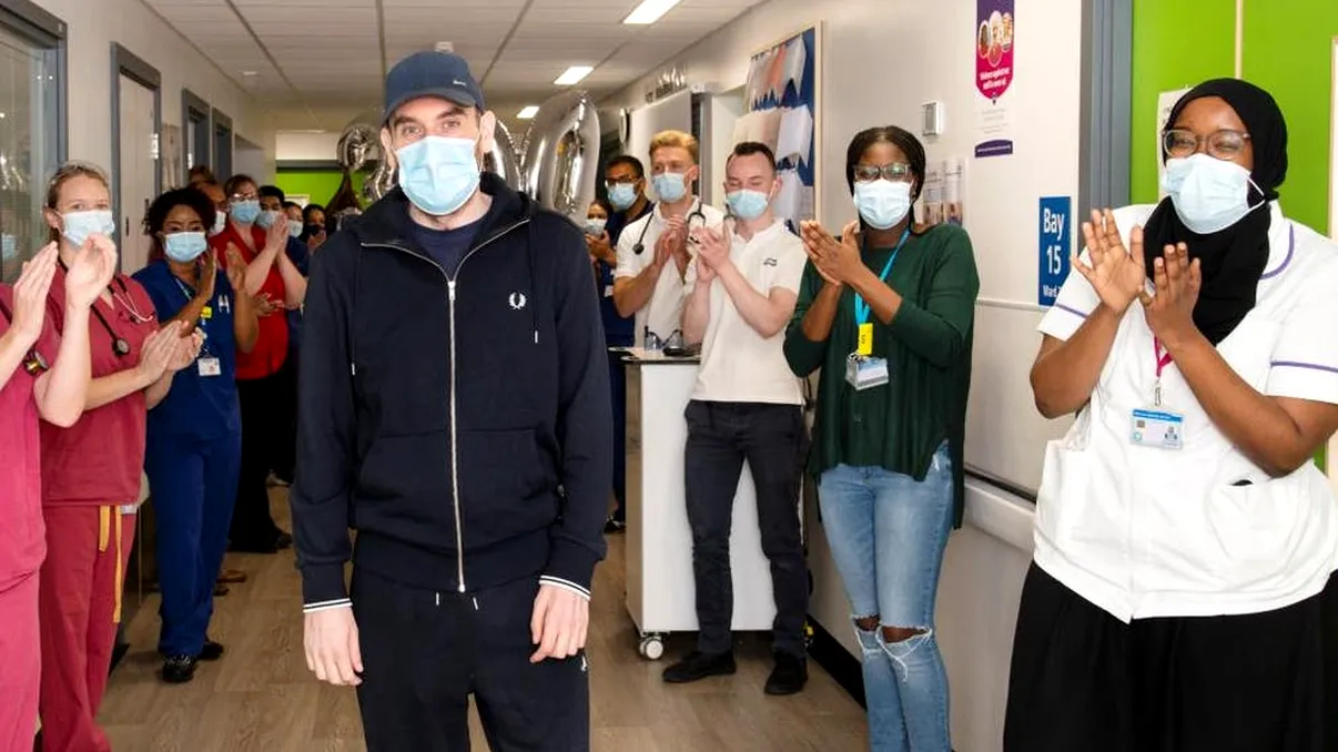 Povestea bărbatului care a stat aproape un an internat din cauza Covid-19. Ce învață să facă acum