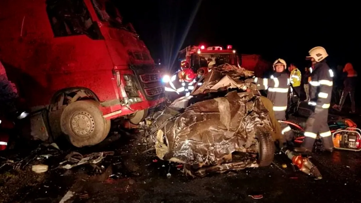 Accident înfiorător în Caraș-Severin. Patru tineri nevinovați au murit după impactul violent între un autoturism și două TIR-uri