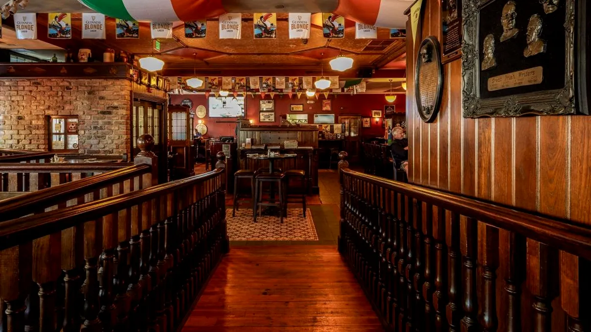 Țara care închide barurile și cluburile de noapte. Sunt 90% dintre oameni vaccinați